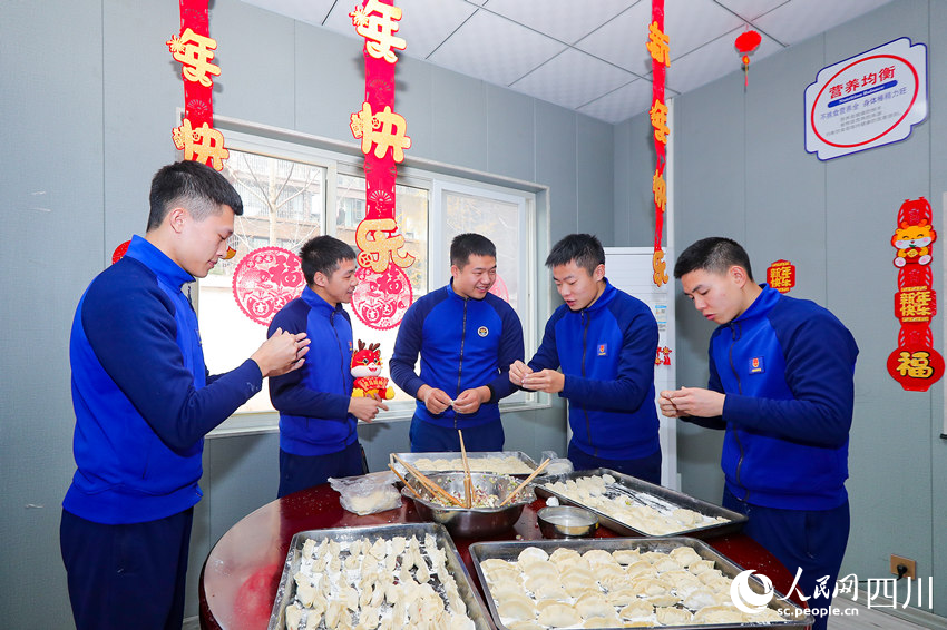 消防指戰(zhàn)員們堅守崗位，通過包餃子等方式迎接新春。牟科攝