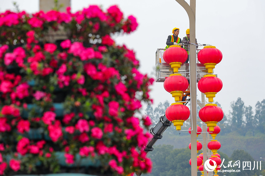 一盞盞象征喜慶、團圓的紅燈籠，成為城市一道靚麗風景線。牟科攝