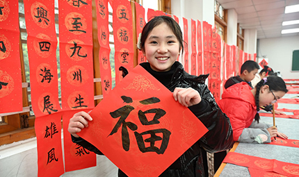   四川內江：小手寫春聯 墨香送祝福      春節臨近，四川省內江市東興區文明辦和文化館開展“小手寫春聯 墨香送祝福”志愿服務活動，組織轄區學校書法興趣小組的“小書法家”走進東興老街，為社區居民義務書寫春聯和“福”字，送去真摯的新春祝福。【詳細】    