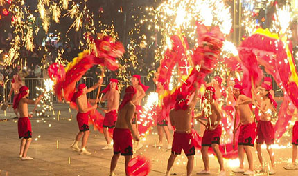    走，除夕到四川天府新區看打鐵花、舞火龍！      龍年除夕，在四川天府新區天府國際會議中心禮儀廣場，將迎來2場震撼人心的千年絕技演出，非遺火龍和鐵花秀將照亮夜空。屆時，銅梁火龍非遺傳承人將領銜9條長18米的火龍，穿梭在漫天鐵花之中，呈現“人在火中舞，龍在火中飛”的絕美景象。【詳細】    