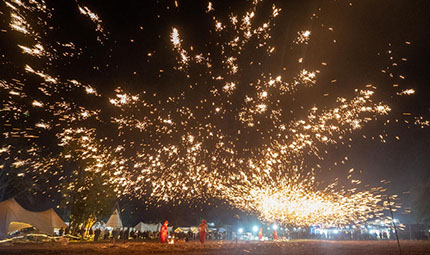    打鐵花、逛夜市、套大鵝 四川眉山彭山年味濃      2月1日，四川省眉山市彭山區金燭村的萬家水碾夜市上演了一場“打鐵花”表演，帶來濃濃年味，吸引了眾多市民觀看游玩。同時，夜市現場還有套大鵝、煙花表演、篝火晚會、傳統小吃街等形式多樣的消費場景供市民體驗。【詳細】    