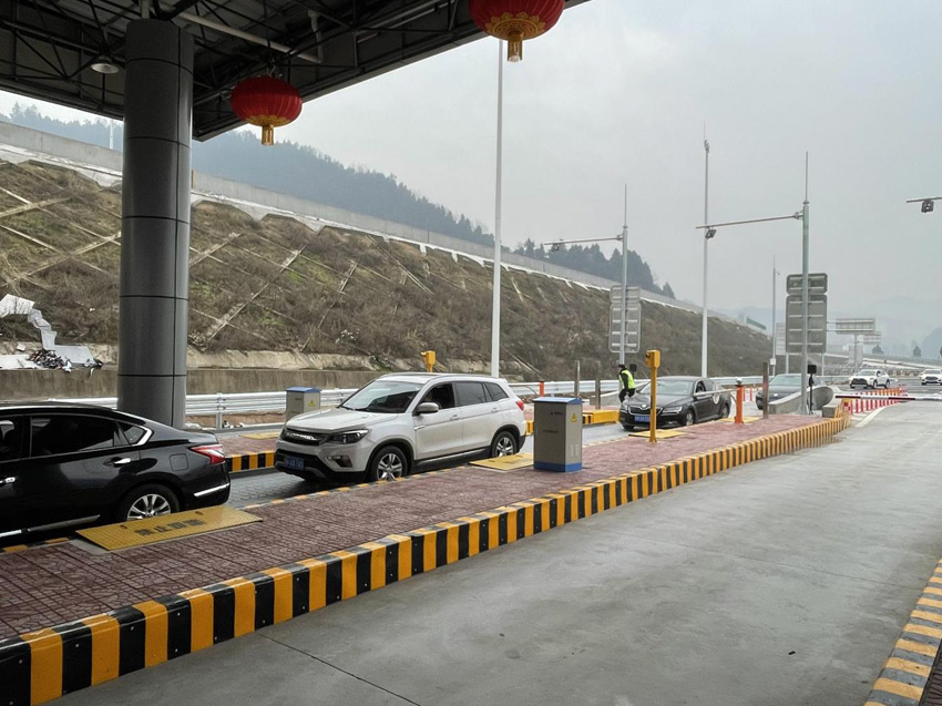 車輛有序排隊進入收費站。蒼溪縣委宣傳部供圖