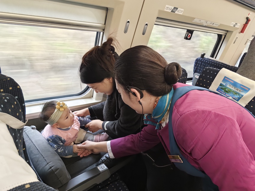 高鐵列車“睡覺(jué)神器”上線，小嬰兒也能舒服躺平。金蘭供圖