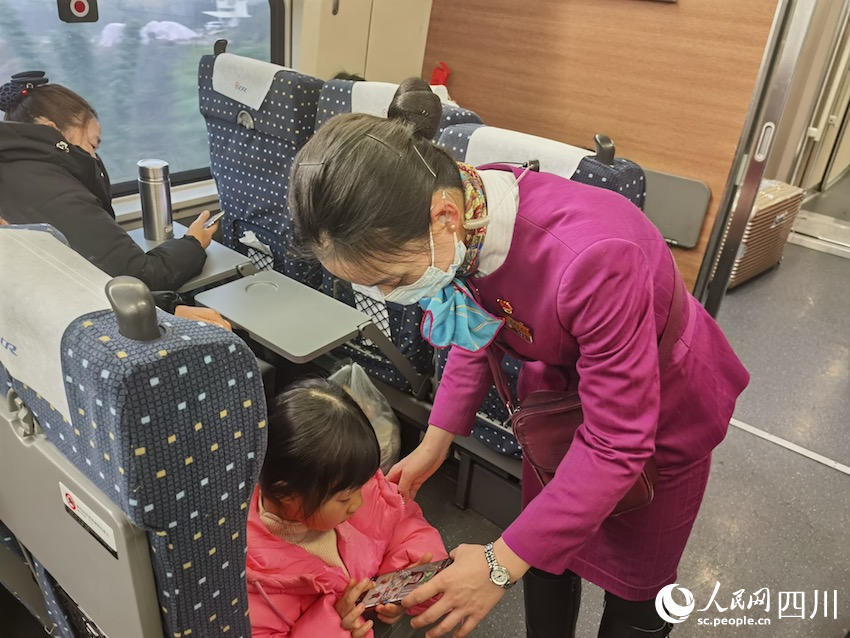 “列車媽媽”會(huì)溫和引導(dǎo)孩子調(diào)手機(jī)、平板等電子設(shè)備的音量，保持車廂內(nèi)的安靜。人民網(wǎng)記者 郭瑩攝