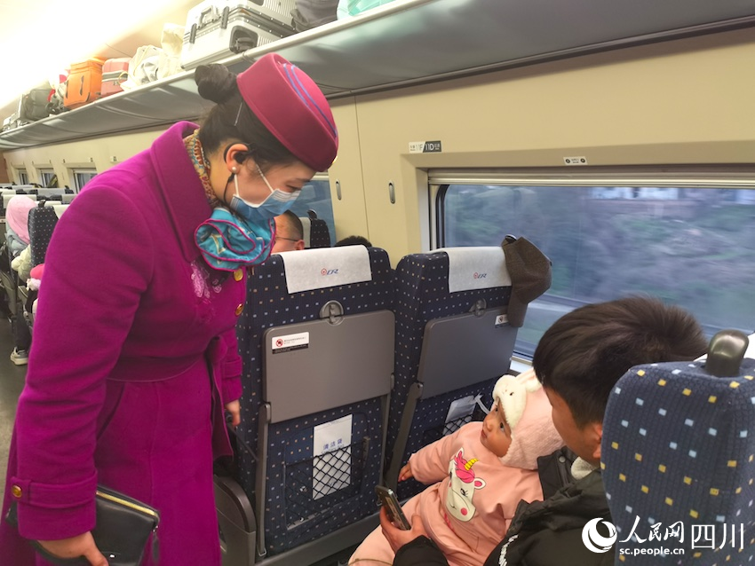 “列車媽媽”們都是哄娃好手。人民網(wǎng)記者 郭瑩攝