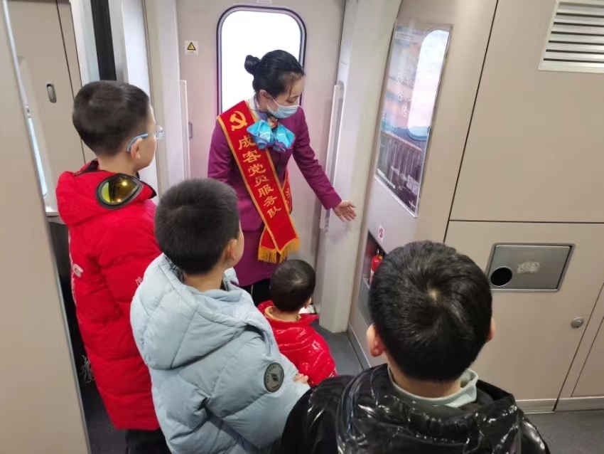 列車上，乘務(wù)員跟小朋友們普及消防安全知識(shí)。金蘭供圖