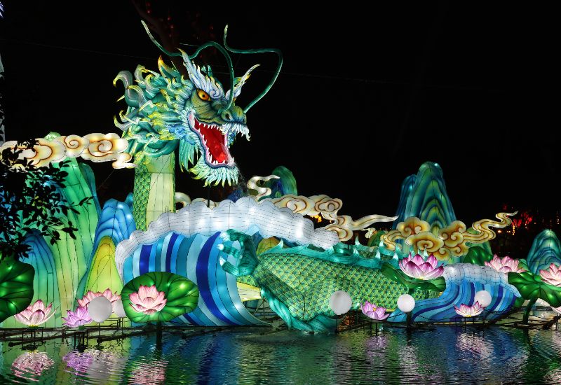 臥龍騰飛燈組。成都武侯祠博物館供圖