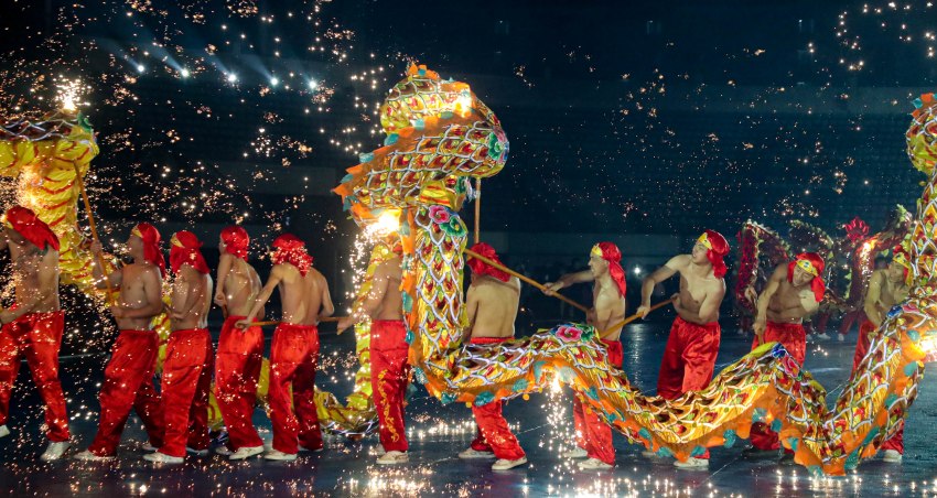    打鐵花 舞火龍 四川達州非遺巡演鬧新春      近日，“龍耀巴渠·歡樂達州——2024年四川省達州市迎新春非遺大巡演”在達州市體育中心激情上演。【詳細】    