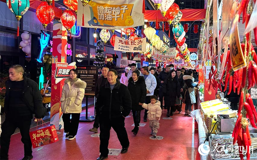 相約逛街黃昏后。潘建勇攝