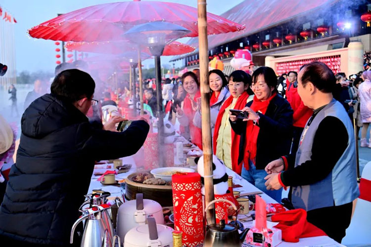 開席前，先對美食拍個(gè)照。天府新區(qū)融媒體中心供圖