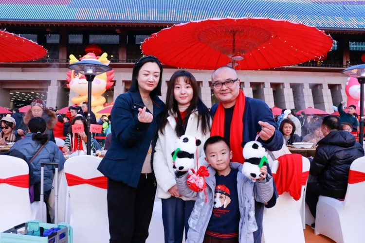 企業家和家人為天府新區許下美好祝愿。天府新區融媒體中心供圖