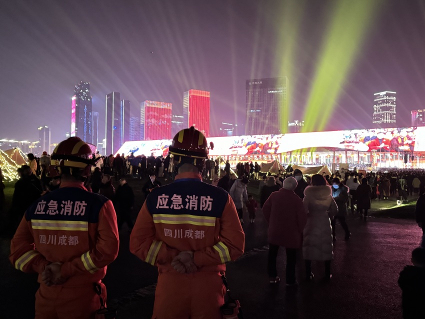 成都市消防救援支隊(duì)消防員在天府國(guó)際會(huì)議中心執(zhí)勤值守。四川消防救援總隊(duì)供圖