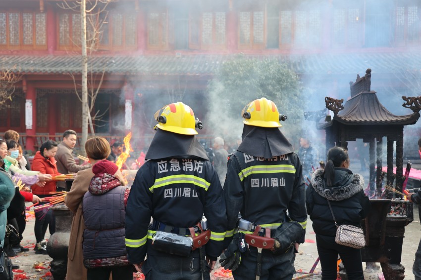 眉山市消防救援支隊(duì)消防員在丹棱縣龍鵠寺燒香處執(zhí)勤值守。四川消防救援總隊(duì)供圖