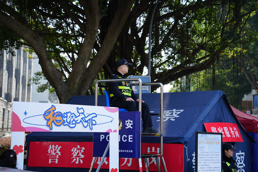 節假日期間，樂山市公安局市中區分局在張公橋美食街設置了“警察瞭望哨”。樂山公安供圖