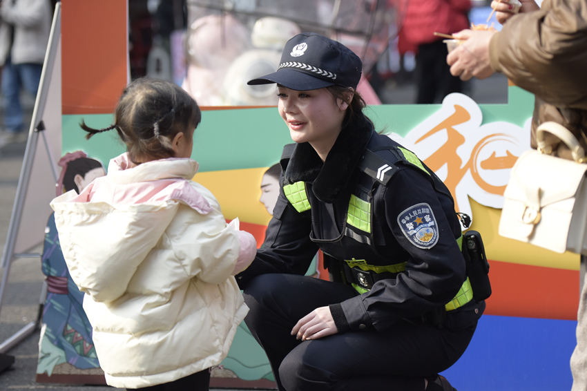 樂山市公安局市中區分局通江前哨警務站站長郭小艾親切的與小朋友交談。樂山公安供圖