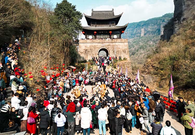 劍門關(guān)關(guān)樓前游客觀看表演。劍閣縣委宣傳部供圖
