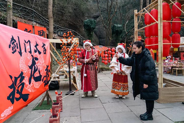 新春市集游園會游客正在投壺。劍閣縣委宣傳部供圖