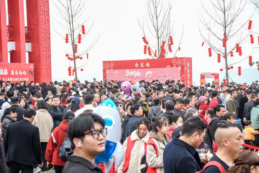 達(dá)州市元九登高節(jié)，登高市民抵達(dá)鳳凰樓。達(dá)州日報社供圖