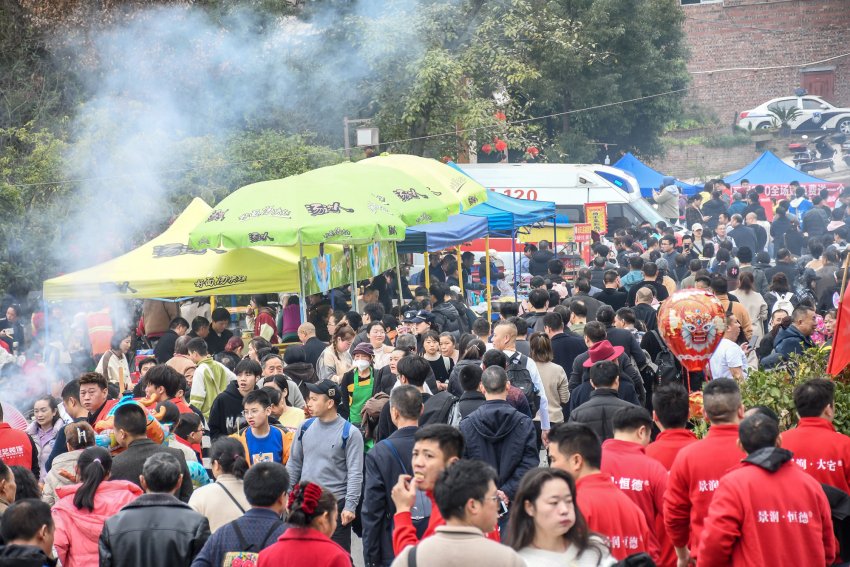 登高的市民。達(dá)州日報社供圖