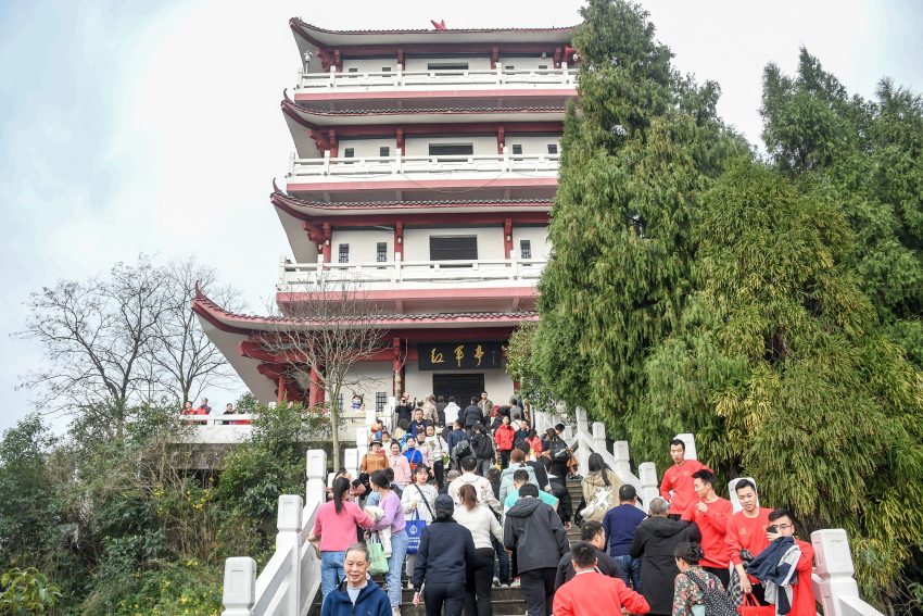登高的市民。達(dá)州日報社供圖