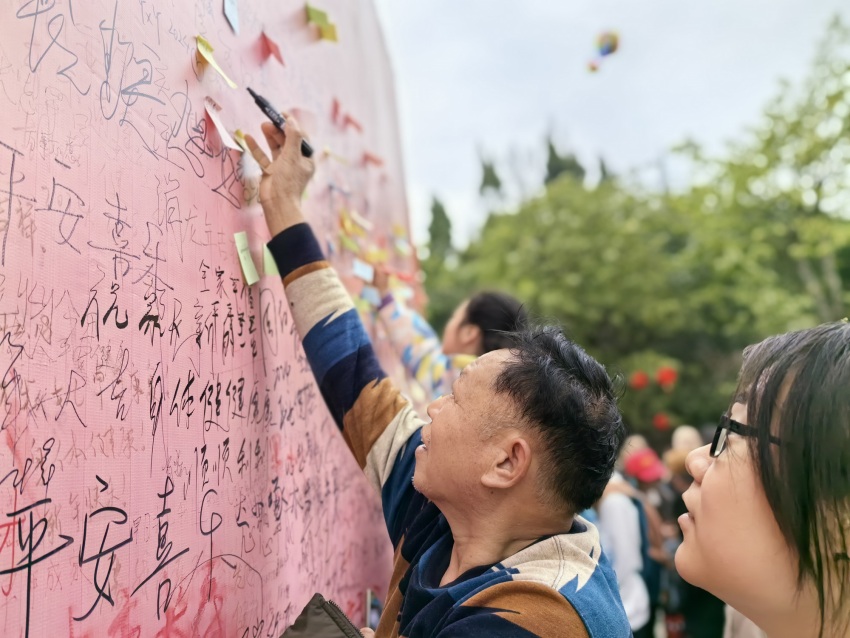 新愿墻吸引登高市民打卡。達(dá)州日報社供圖