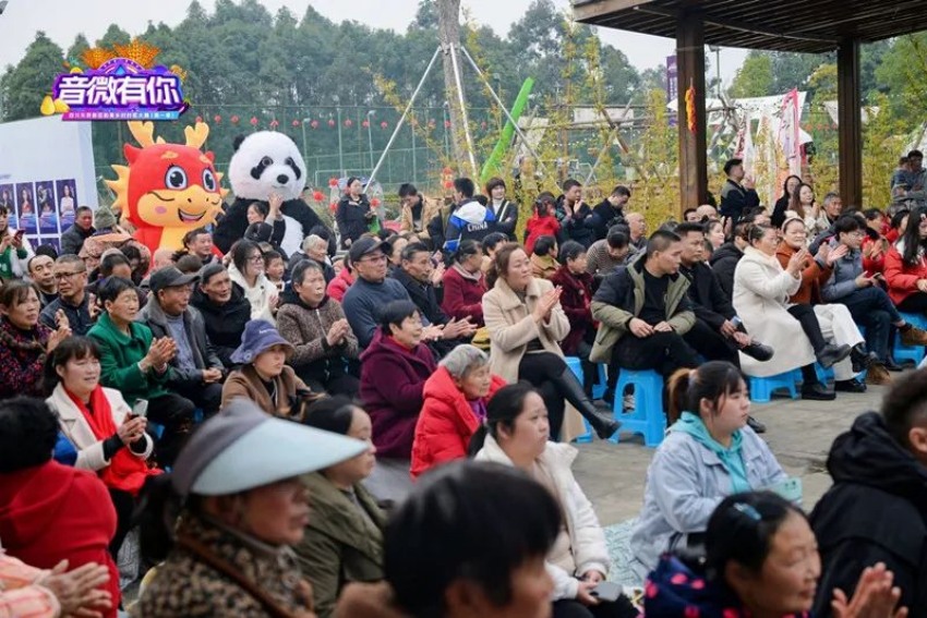 比賽現場群眾。天府新區(qū)煎茶街道供圖