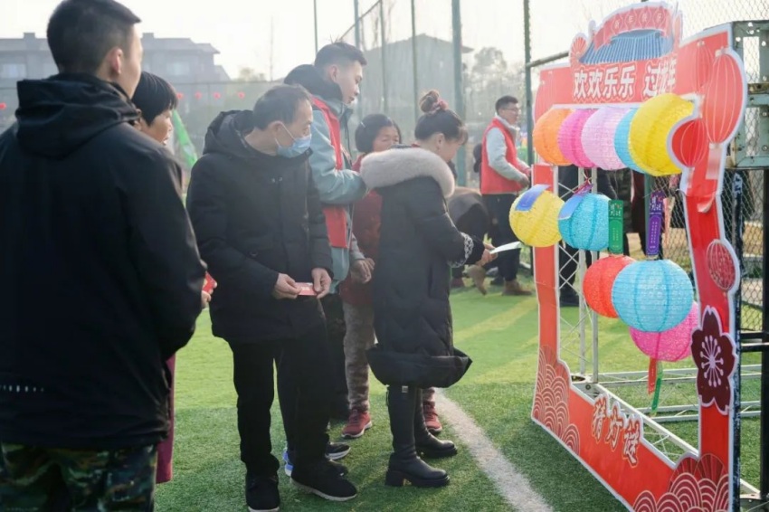比賽現場為群眾設置的趣味游戲。天府新區煎茶街道供圖