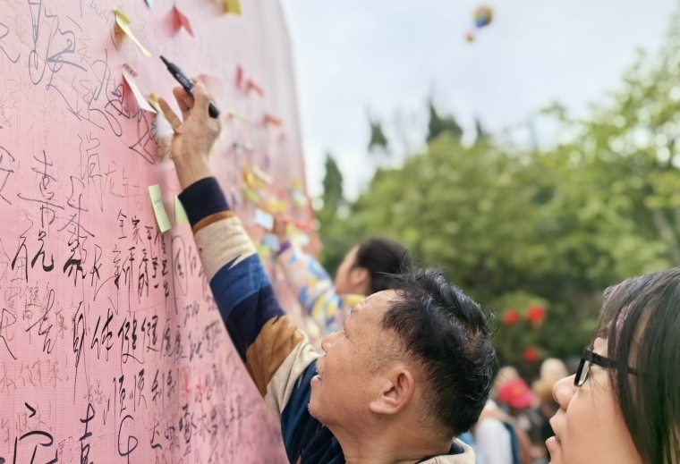    達州市民“元九登高” 祈福新年      2月18日，農歷正月初九，四川達州的“元九登高節”，數萬達州人啟程，向著鳳凰山、火烽山等山頂進發，去登高望遠。【詳細】    