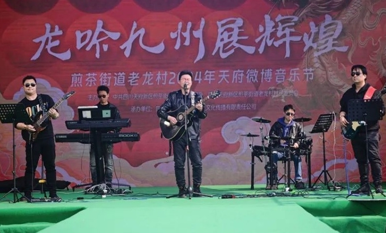    新春走基層 | 村歌大賽讓村里年味十足       近期，“‘音微有你’天府新區和美鄉村村歌大賽（第一季）”在四川天府新區煎茶街道天府微博村舉行。來自成都周邊的上萬名群眾齊聚，唱悠揚村歌，觀絢麗非遺，玩新春游戲，品特色美食，將這個春節過得熱熱鬧鬧、紅紅火火。【詳細】    