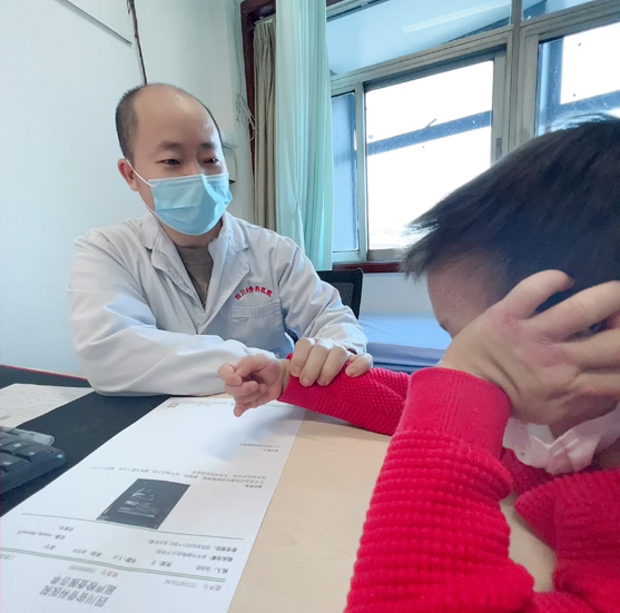 醫生在給患者診治。四川省骨科醫院供圖