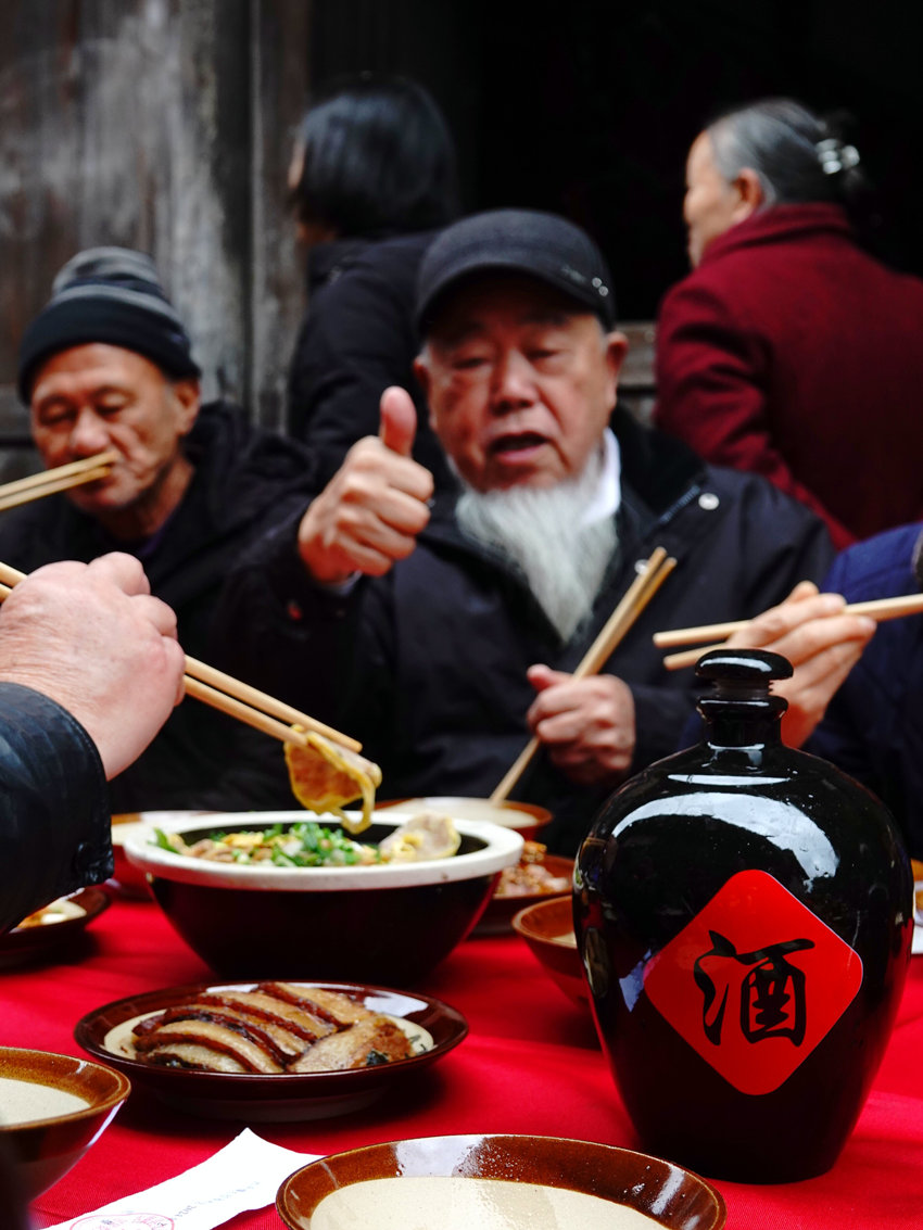 共品百家宴，共慶元宵節。曹雪攝