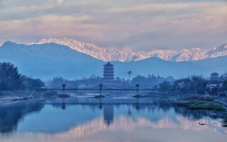 雪山下的古鎮。崇州市委宣傳部供圖