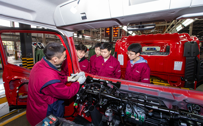 四川職業技術學院汽車學院學生在四川江淮汽車生產線上跟崗學習。吳奉家攝