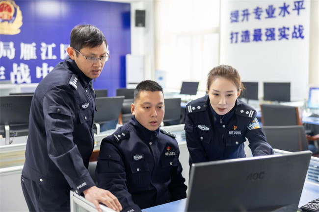 資陽市公安局雁江區分局刑事偵查大隊教導員、一級警長蕭軼，奮戰在刑偵第一線。圖片來源：資陽市公安局