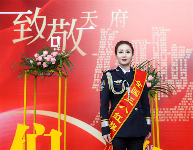 資陽市公安局雁江區(qū)分局刑事偵查大隊(duì)教導(dǎo)員、一級(jí)警長蕭軼。圖片來源：資陽市公安局