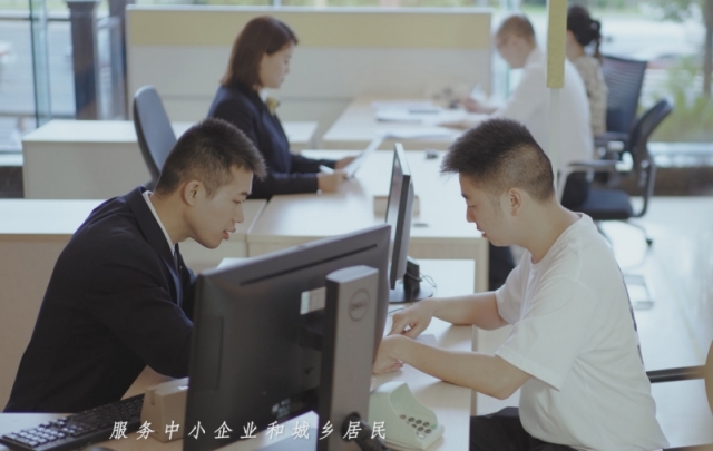 辦理普惠金融服務(wù)。四川天府銀行供圖