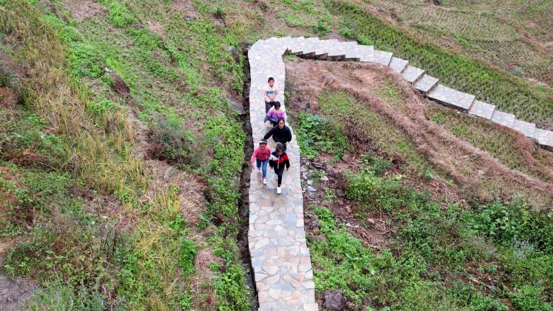 眉山村小學生行經綿竹幫扶修建的山間棧道上學。