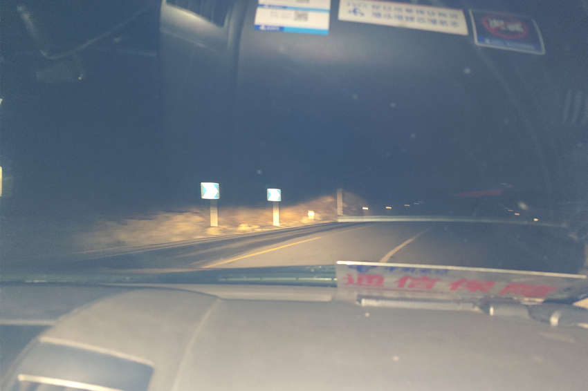 中國電信應急通訊保障車趕往一線。中國電信四川公司供圖