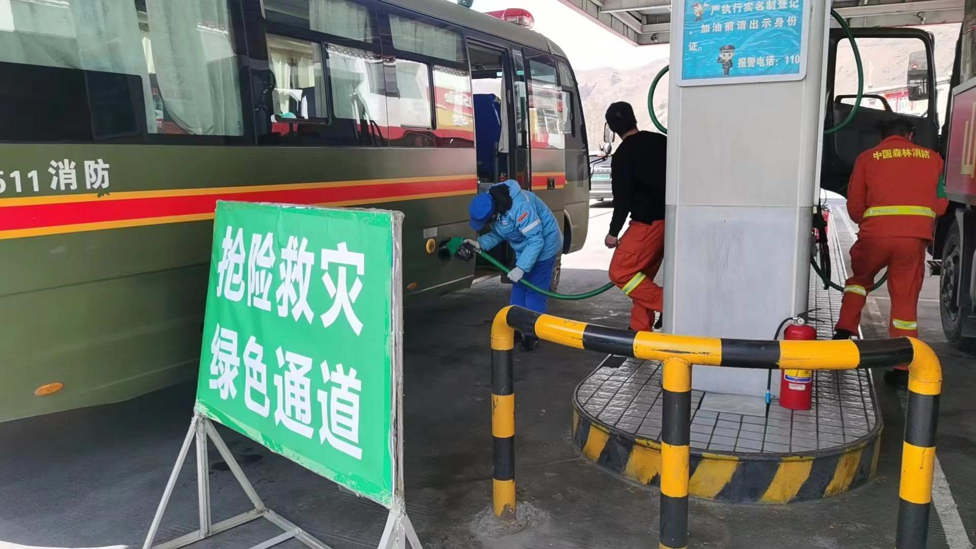 搶險(xiǎn)救災(zāi)綠色通道加油現(xiàn)場(chǎng)。中國(guó)石油四川銷(xiāo)售供圖