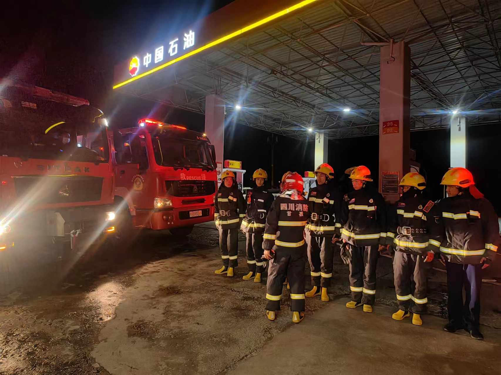 消防員現(xiàn)場待命。中國石油四川銷售公司供圖