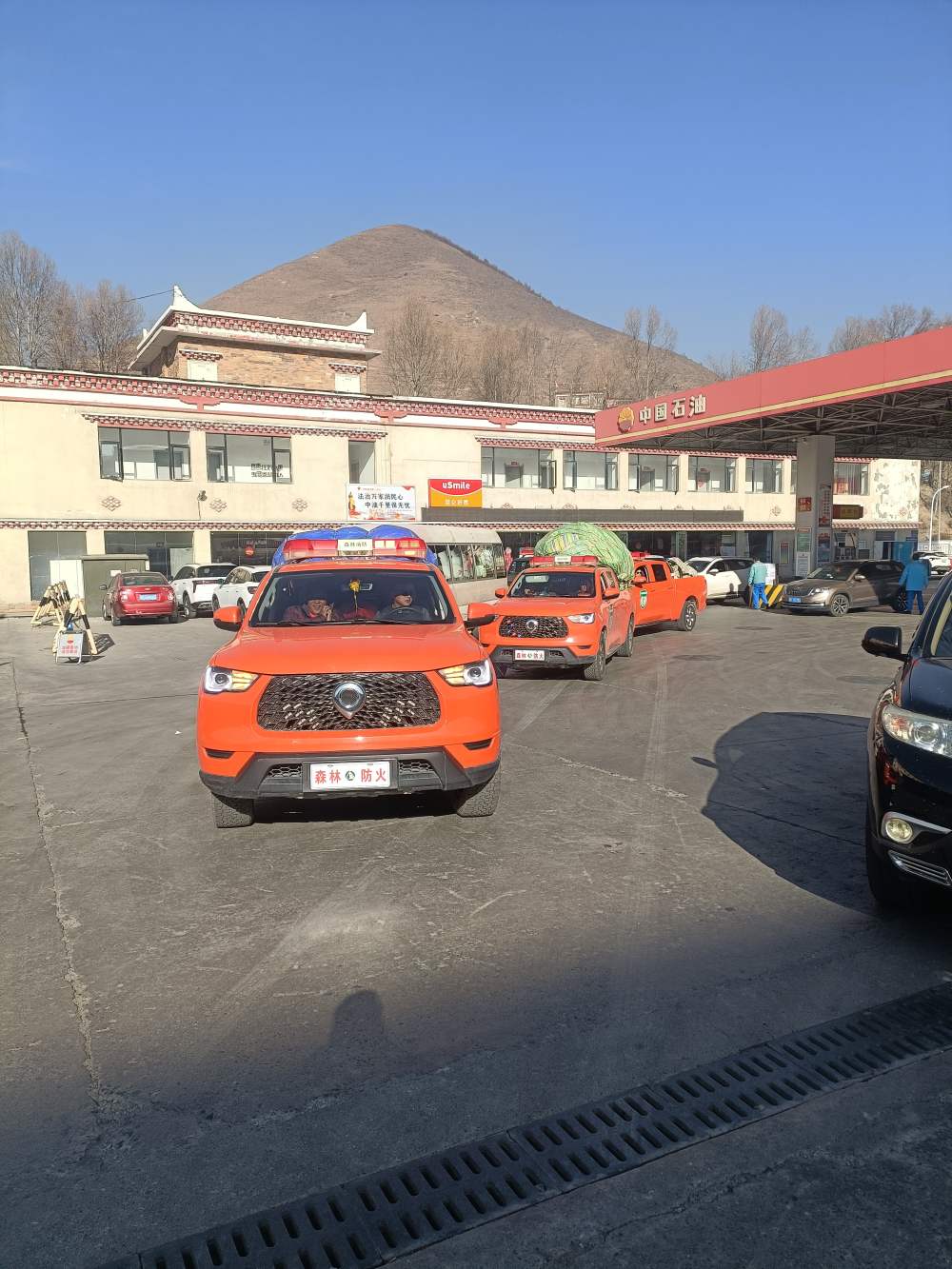 應急救援車輛出發。中國石油四川銷售公司供圖