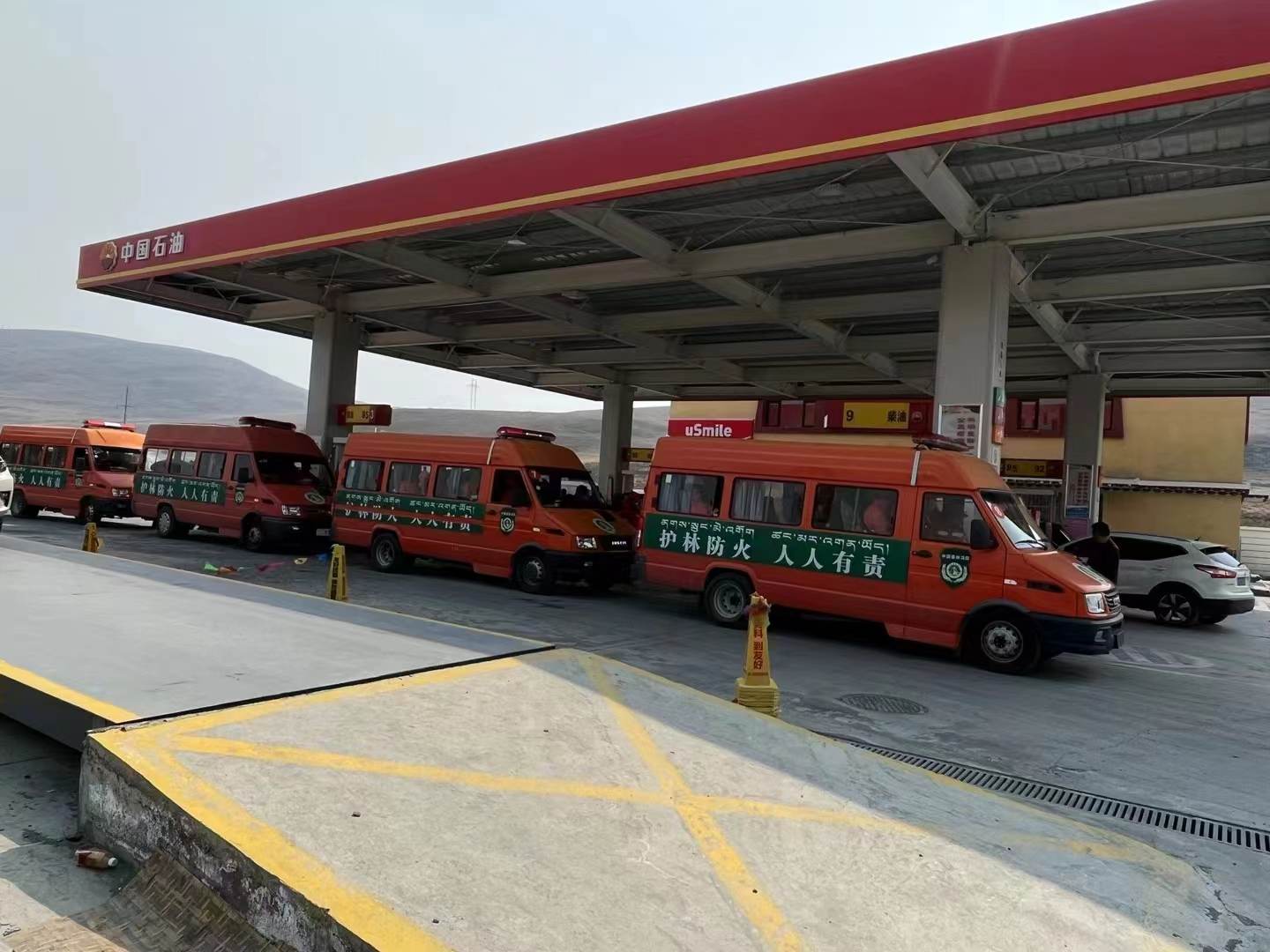 應(yīng)急救援車輛排隊(duì)加油。中國石油四川銷售公司供圖