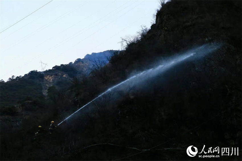 森林消防員在滅火。人民網記者 朱虹攝