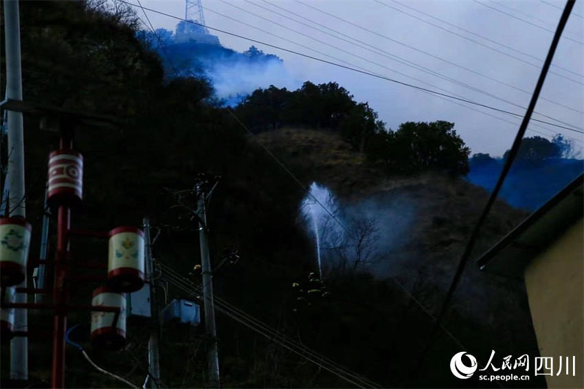 明火依舊清晰，森林消防員在滅火。人民網(wǎng)記者 朱虹攝