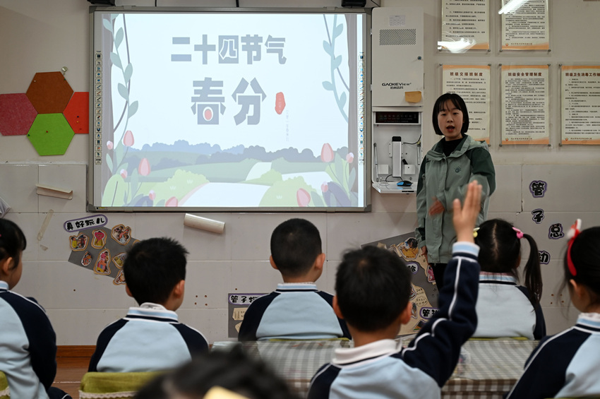 小朋友在老師帶領下學習春分節氣知識。蘭自濤攝