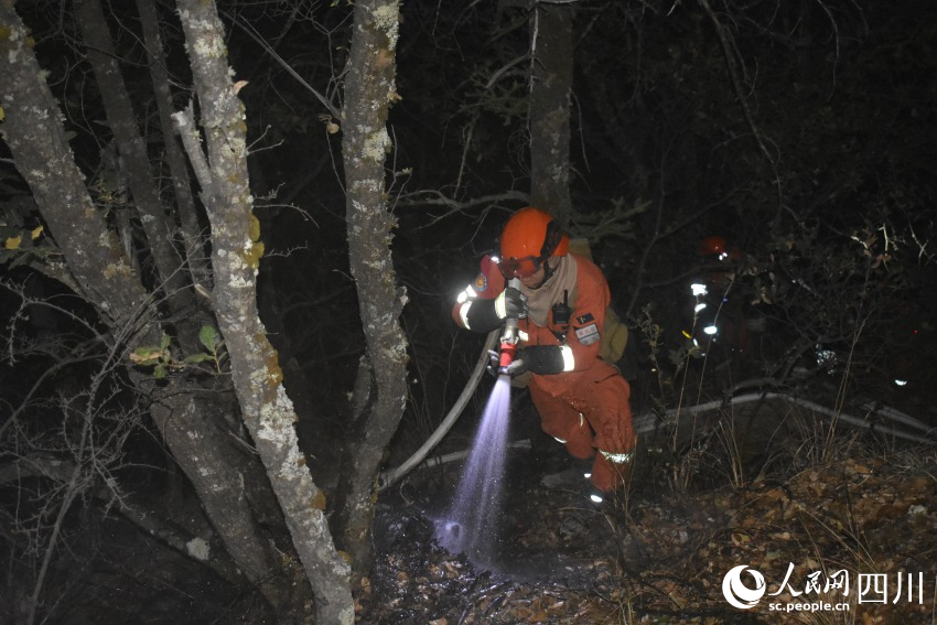 深夜，四川省森林消防總隊攀枝花市支隊森林消防員正在全力撲救山火。殷豪良攝