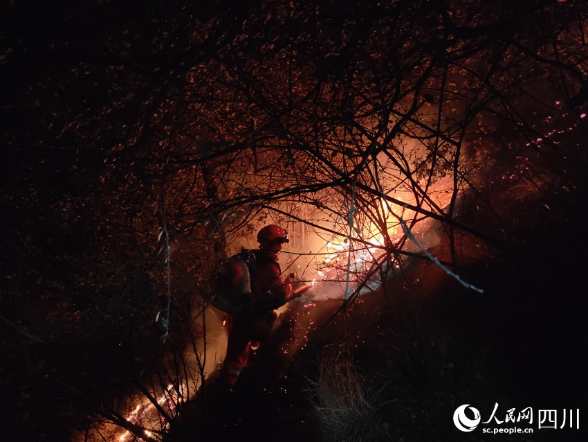 四川省森林消防總隊(duì)涼山州支隊(duì)森林消防員正在全力撲救山火。樊文淵攝