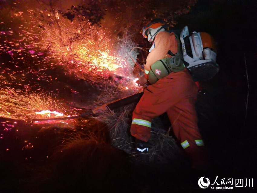 四川省森林消防總隊涼山州支隊森林消防員正在全力撲救山火。樊文淵攝