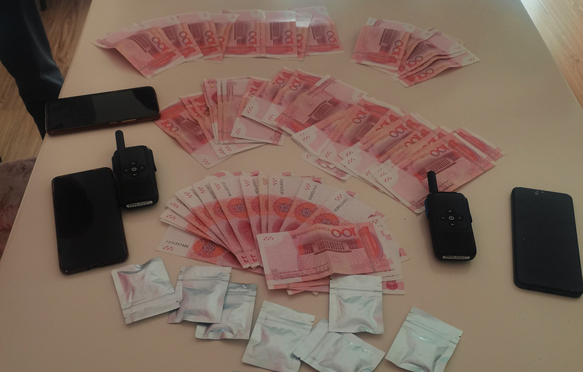 民警查獲的財物。成都成華公安供圖