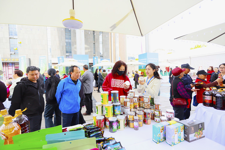 市民在食品飲料展銷匯上，選購自己喜愛的食品。四川省稅務局供圖